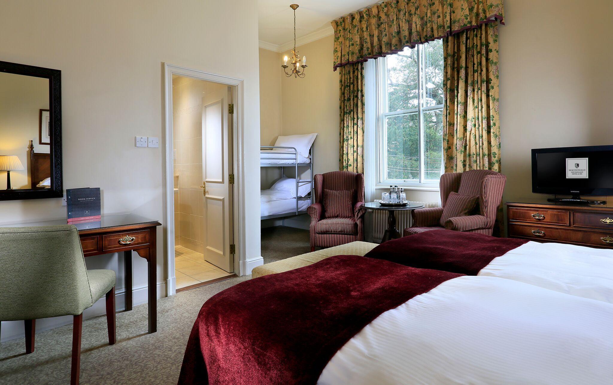 Hotel Macdonald Old England &