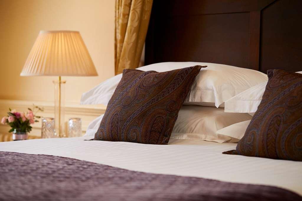 Macdonald Old England & Отель 4*