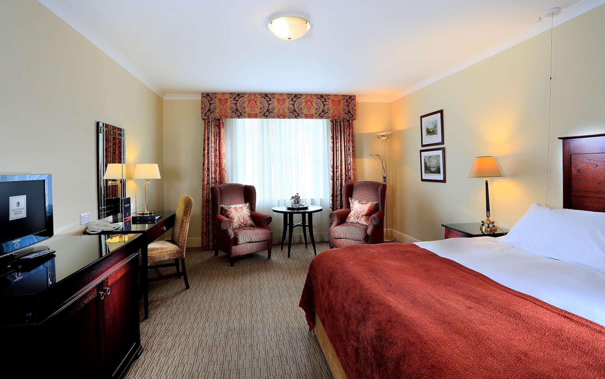 Macdonald Old England & Отель 4*